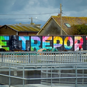Strretart avec inscription Le Tréport devant un ensemble de garde-corps - France  - collection de photos clin d'oeil, catégorie streetart